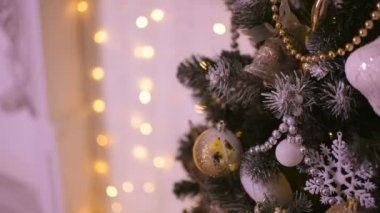 Güzel eller Noel ağacı oyuncaklar süslemeleri.