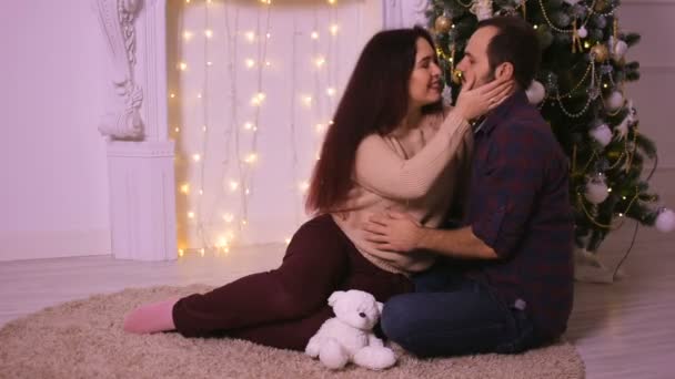 Szerelem Christmas kandalló előtt ülő boldog pár. Élvezze élete boldog pillanatokat. — Stock videók