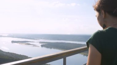 Gözlem güvertesinde ayakta, Volga Nehri'nin güzel manzarayı turizm