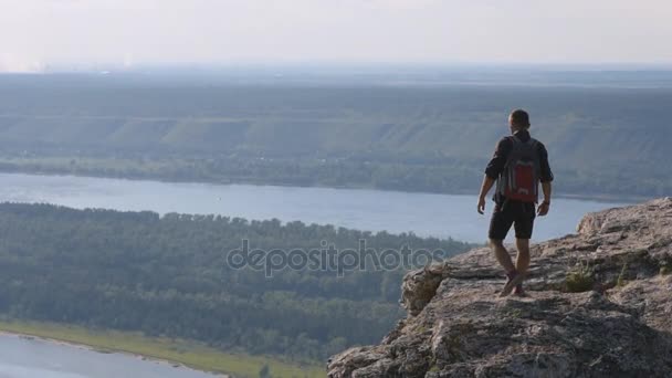 Человек, стоящий на вершине горы с поднятыми руками, Россия. Понятие свободы — стоковое видео