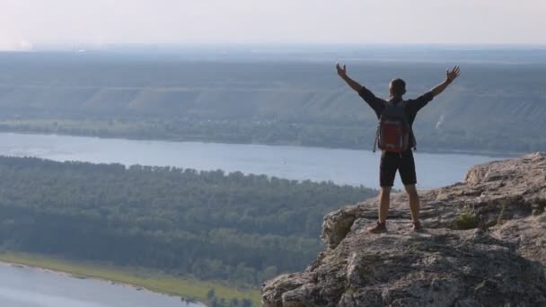 Människor har arbetat vår väg upp till toppen, stående på toppen av ett berg med upphöjda händer. Begreppet kraft. — Stockvideo