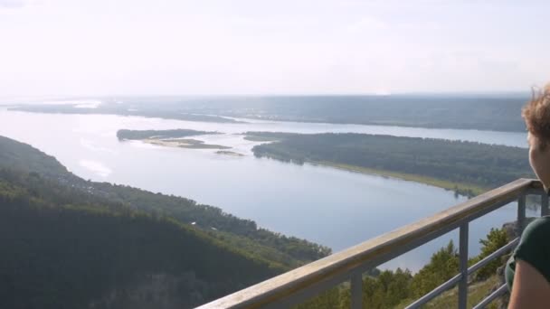 Genç kadın gözlem güvertede Volga Nehri'nin güzel manzarayı durumda — Stok video