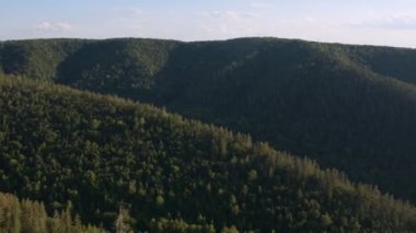 Güzel yaz manzara Panoraması. Dağlar. Orman. Nehir.