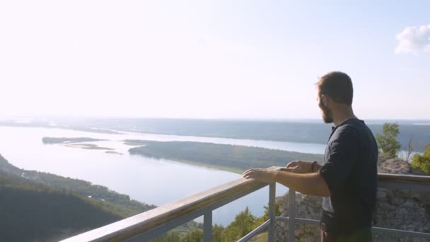Acımasız adam bir selfie bir dağ nehir arka planı yapar. — Stok video