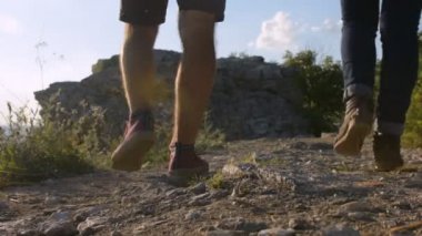 Dağ yolundan. Genç çift dağlarda yürüyüş.