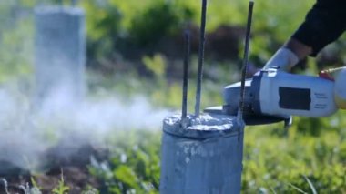 Adam bir beton sütun kesme. Metal ve beton toz kıvılcım