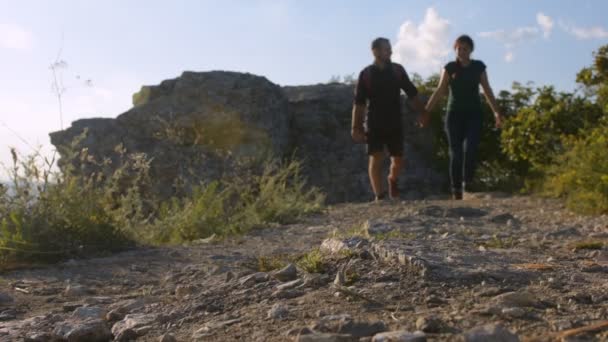 Strada di montagna. Giovane coppia a piedi con la cima della montagna presso la fotocamera . — Video Stock