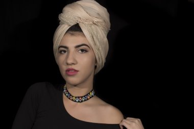 Genç kadın, stüdyo portre 