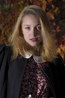 Park 'taki genç kadın. 