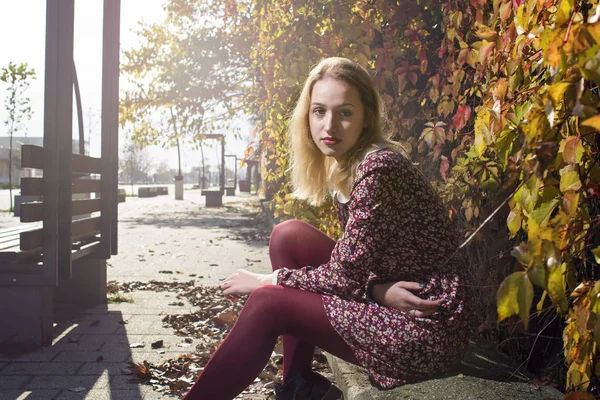 Park 'taki genç kadın. 