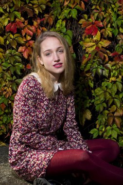 Park 'taki genç kadın. 