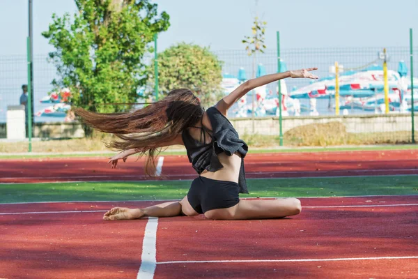 Ballerina  on tennis court — Stock Photo, Image