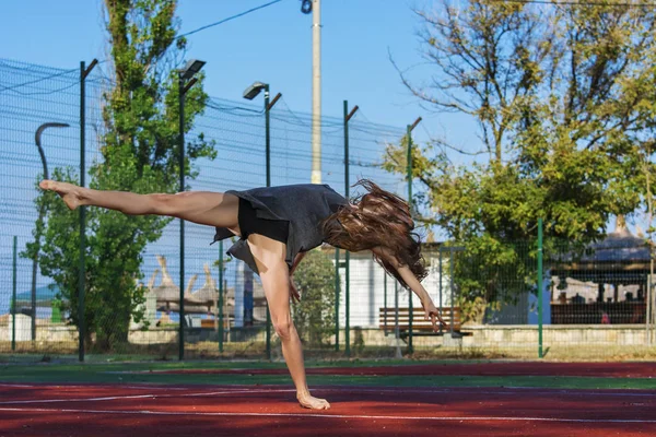 Ballerina on tennis court — Stock Photo, Image