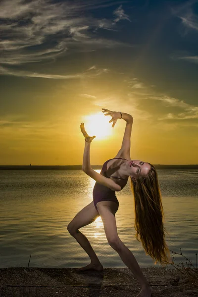 Танці з сонцем — стокове фото