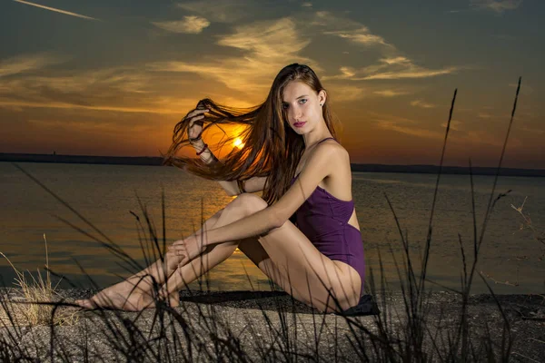 Gün batımında balerin — Stok fotoğraf