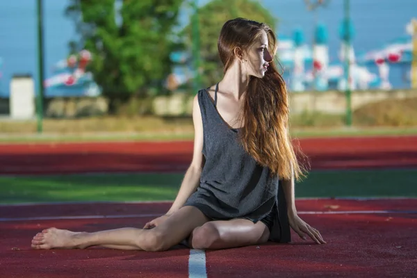 Ballerina på tennisbanan — Stockfoto