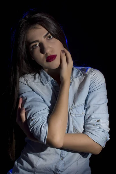 Retrato de estudio de mujer joven — Foto de Stock