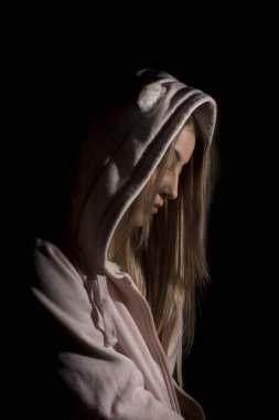 Pembe kapüşonlu güzel bir kadın.