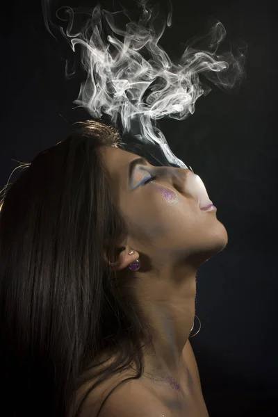 Maquillaje artístico y humo —  Fotos de Stock