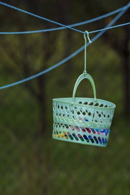 Giysi iğnesi ip üzerinde