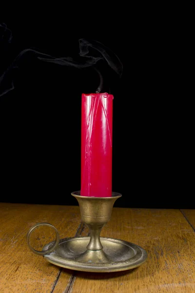 Castiçal de bronze vintage com vela vermelha — Fotografia de Stock