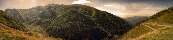 Vista panorâmica sobre as montanhas dos Cárpatos — Fotografia de Stock