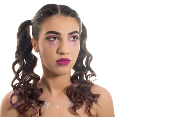 Portret van een jong meisje met artistieke make-up — Stockfoto