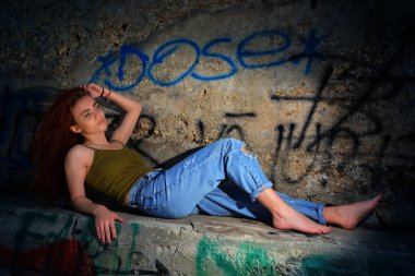 Kızıl saçlı mavi gözlü