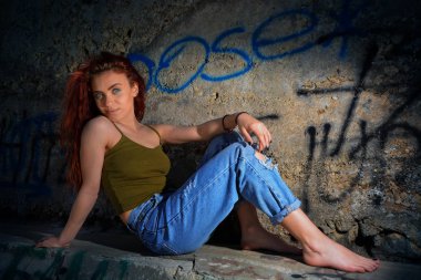 Kızıl saçlı mavi gözlü