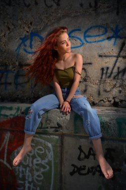 Kızıl saçlı mavi gözlü