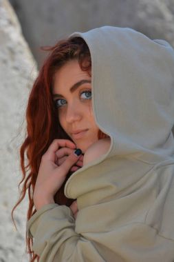 Kızıl saçlı mavi gözlü