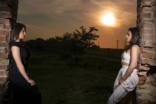 Mooie jonge vrouwen — Stockfoto