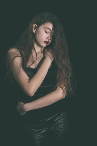 Fiatal Lány Pózol Fekete Háttér Hosszú Hajjal — Stock Fotó