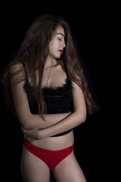 Siyah arka plan üzerine poz uzun saçlı genç kız