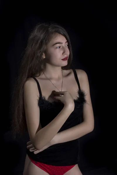 Молодая Девушка Длинными Волосами Позирует Черном Фоне — стоковое фото