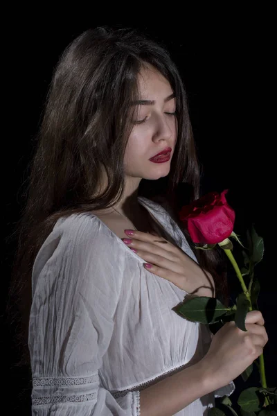 Fiatal Hosszú Hajú Lány Pózol Fekete Háttér Piros Rózsa — Stock Fotó