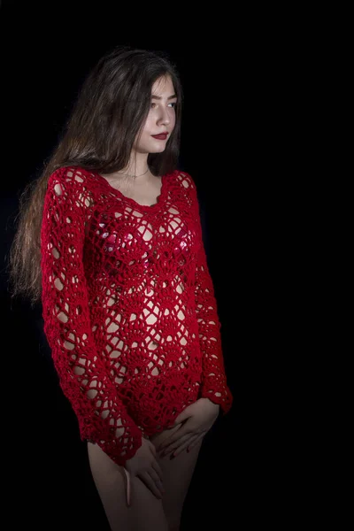 Fiatal Lány Piros Ruhában Pózol Fekete Háttér — Stock Fotó
