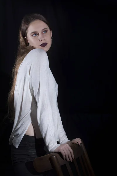 Mujer Joven Con Camisa Blanca Posando Sobre Fondo Negro —  Fotos de Stock