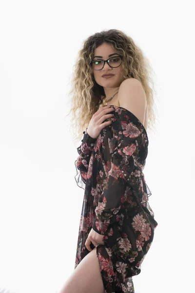 Mujer Con Pelo Rizado Vestido Floral Posando Sobre Fondo Blanco — Foto de Stock