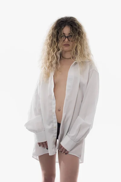 Жінка Кучерявим Волоссям Білою Сорочкою Позує Білому Тлі — стокове фото