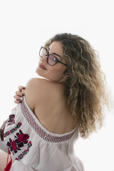 Mulher Com Cabelo Encaracolado Vestido Branco Com Flores Vermelhas Posando — Fotografia de Stock