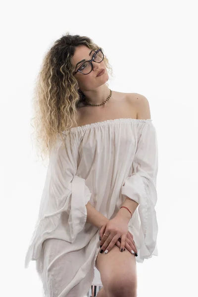 Mulher Com Cabelo Encaracolado Vestido Branco Posando Fundo Branco — Fotografia de Stock