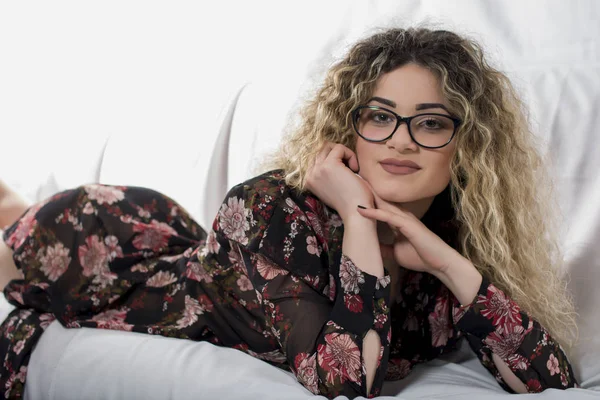 Vrouw Met Krullend Haar Bloemen Jurk Poseren Bed — Stockfoto