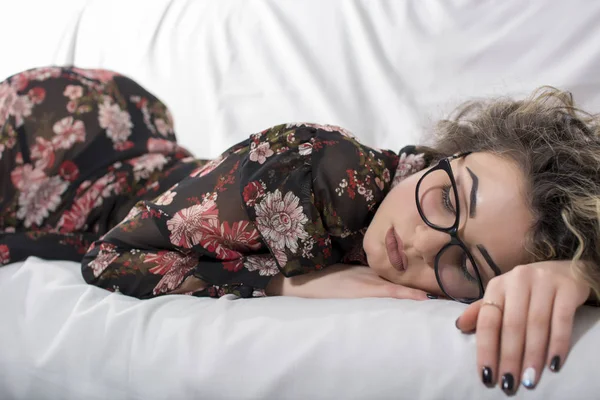 Mujer Con Pelo Rizado Vestido Floral Posando Cama — Foto de Stock