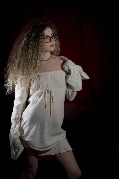 Mujer Con Pelo Rizado Vestido Blanco Posando Sobre Fondo Negro — Foto de Stock