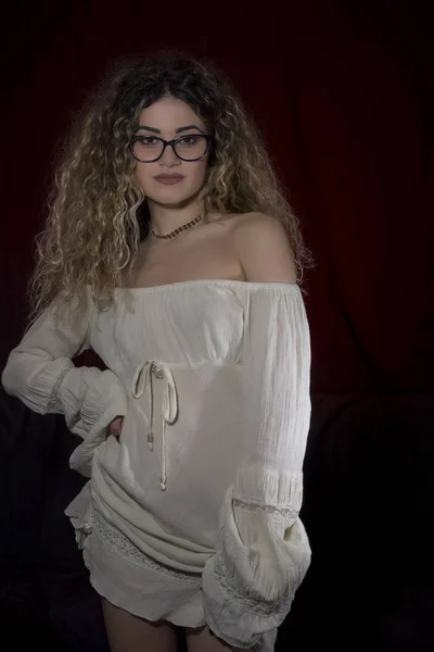 Mujer Con Pelo Rizado Vestido Blanco Posando Sobre Fondo Negro —  Fotos de Stock