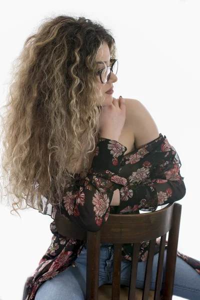 Mujer Con Pelo Rizado Vestido Floral Posando Sobre Fondo Blanco — Foto de Stock