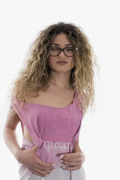 Žena Kudrnatými Vlasy Sobě Růžové Tričko Punčochy Pózuje Bílém Pozadí — Stock fotografie