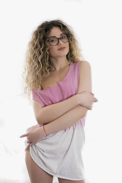 Mujer Con Pelo Rizado Vestida Con Camiseta Rosa Medias Posando —  Fotos de Stock