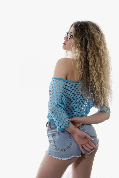 Mujer Con Pelo Rizado Vestida Con Jeans Top Azul Posando —  Fotos de Stock